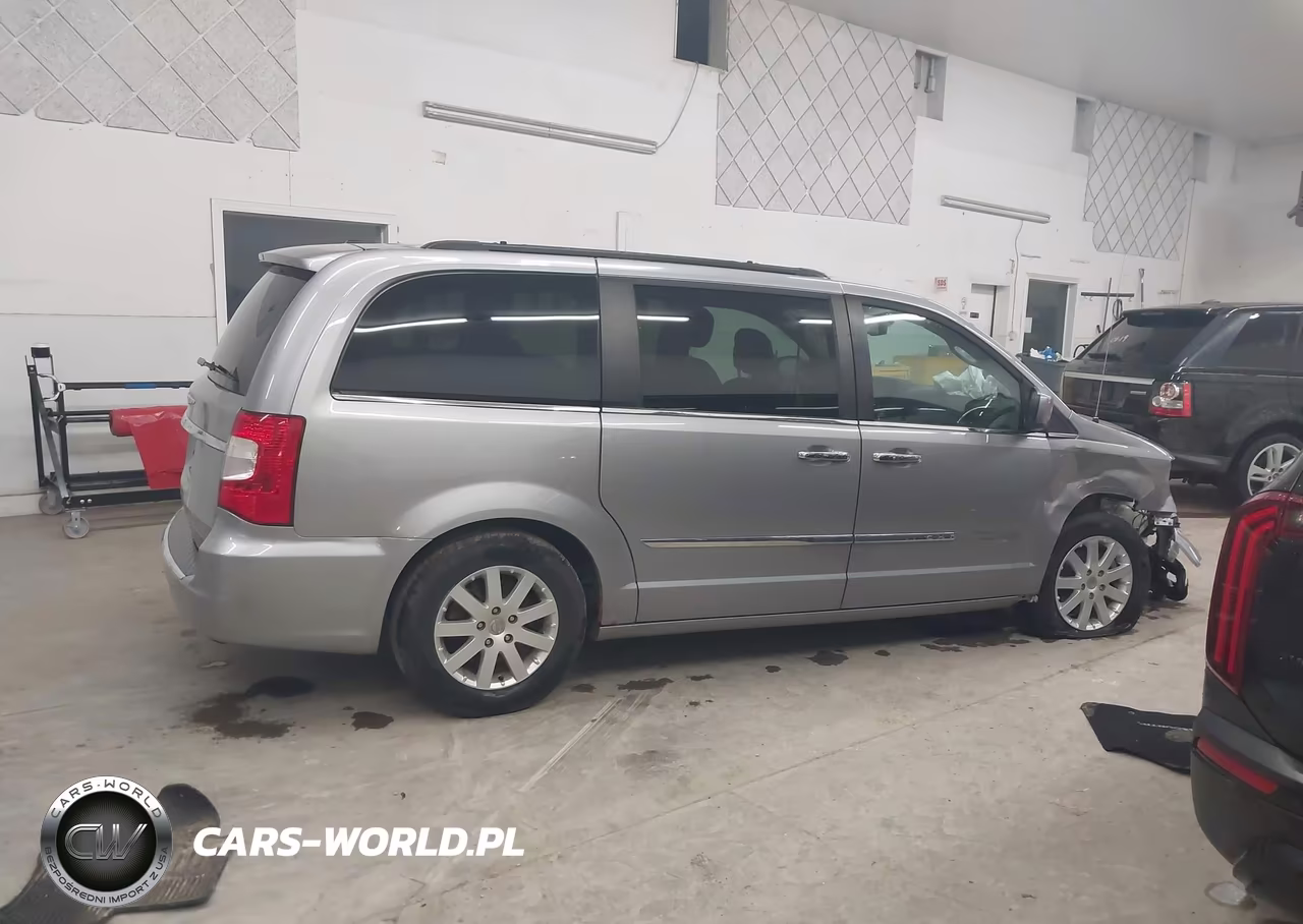 2015 Chrysler Town & Country Touring VIN:2C4RC1BG2FR698091 - 13