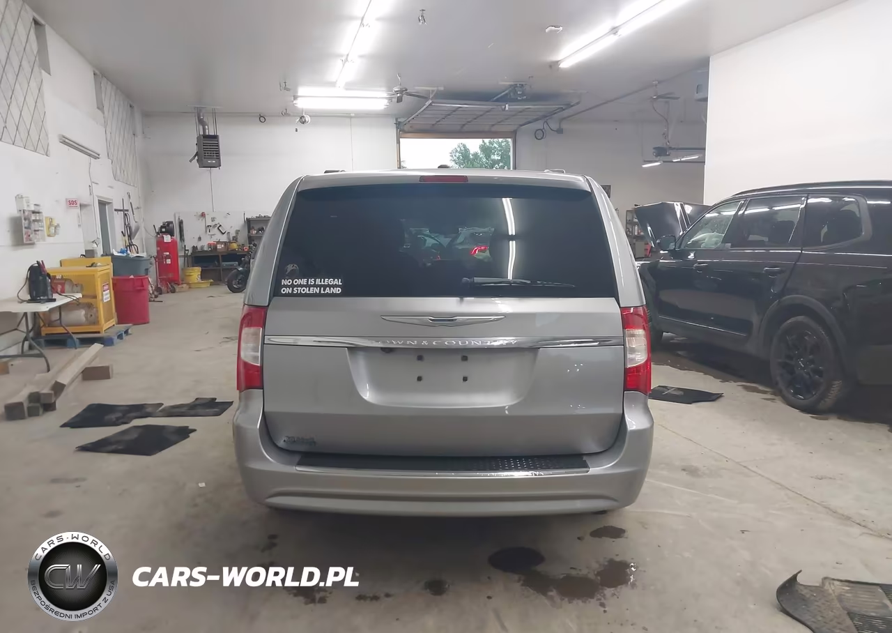 2015 Chrysler Town & Country Touring VIN:2C4RC1BG2FR698091 - 16