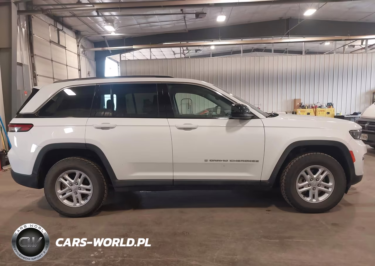 2023 Jeep Grand Cherokee Laredo 4X4 VIN:1C4RJHAGXPC658495 - 13