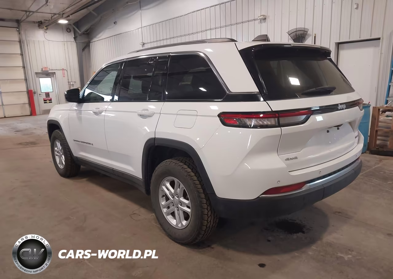 2023 Jeep Grand Cherokee Laredo 4X4 VIN:1C4RJHAGXPC658495 - 3