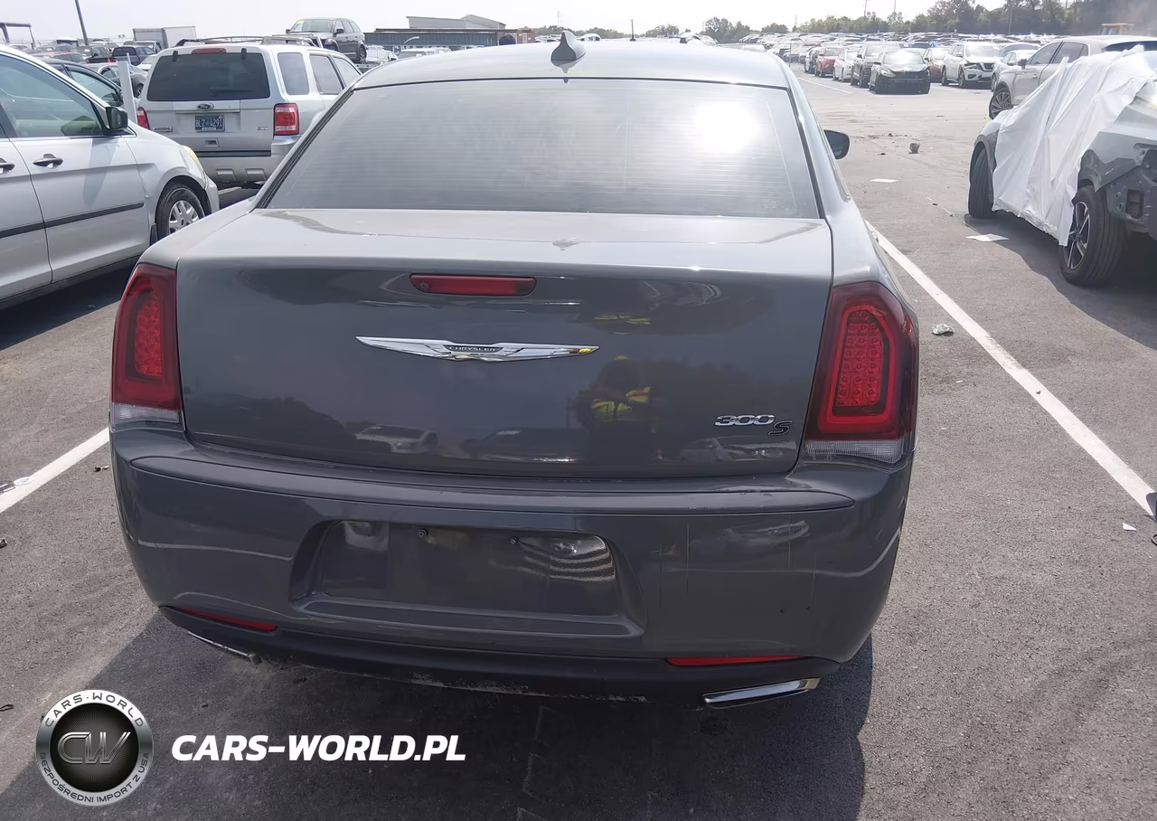 2019 Chrysler 300 300S VIN:2C3CCABG8KH654140 - 17