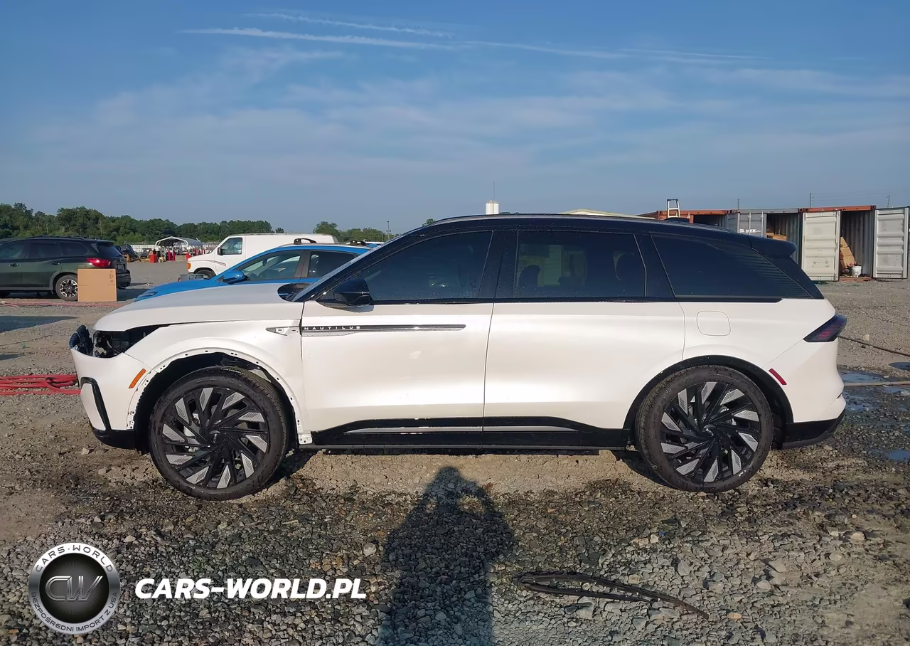 2026 Lincoln Nautilus Reserve VIN:5LMPJ8KA5TJ052618 - 14