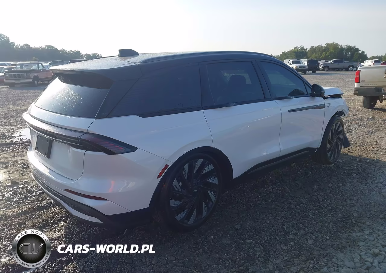 2026 Lincoln Nautilus Reserve VIN:5LMPJ8KA5TJ052618 - 4