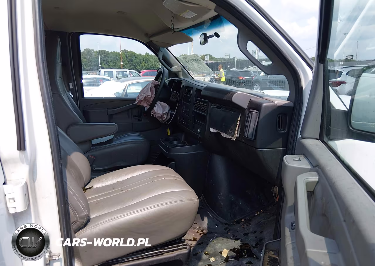 2017 Chevrolet Express 2500 Work Van VIN:1GCWGAFF9H1109165 - 5