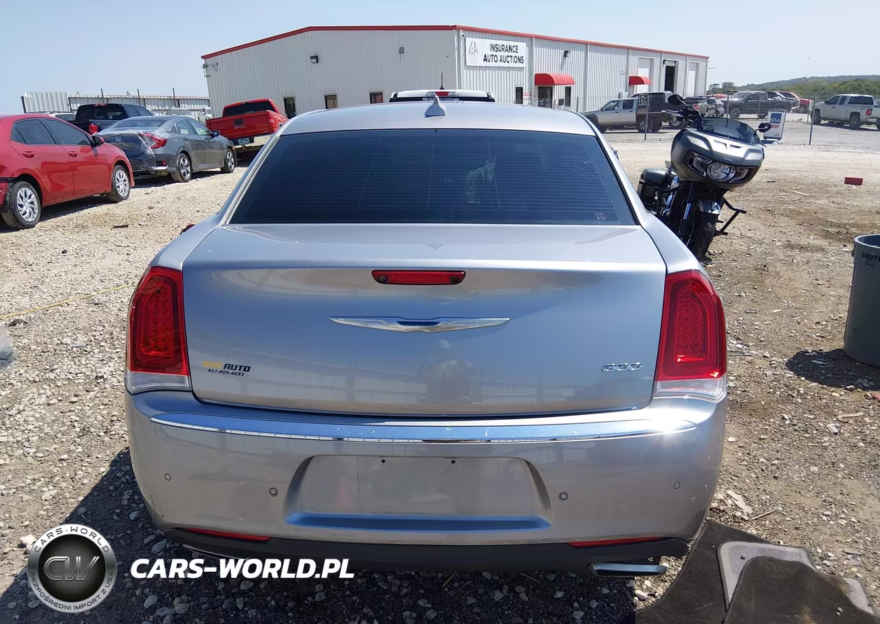 2018 Chrysler 300 Limited VIN:2C3CCAEG0JH261856 - 16