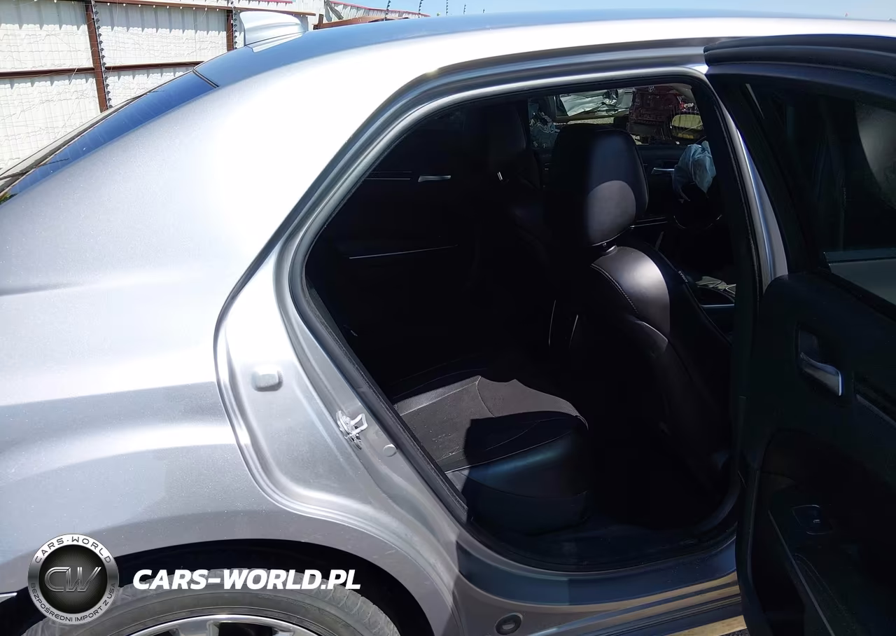 2018 Chrysler 300 Limited VIN:2C3CCAEG0JH261856 - 8