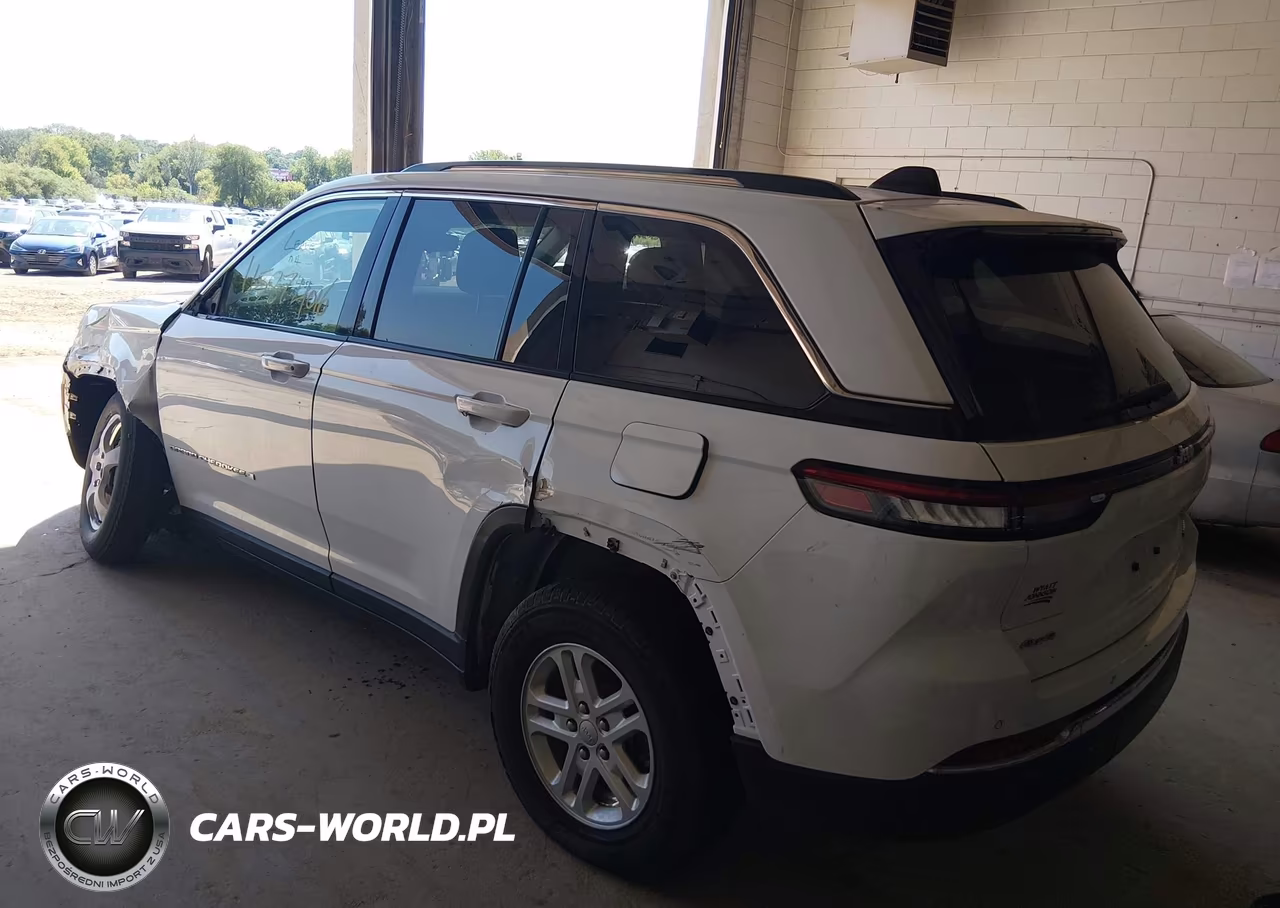 2023 Jeep Grand Cherokee Laredo 4X4 VIN:1C4RJHAG9PC640943 - 3