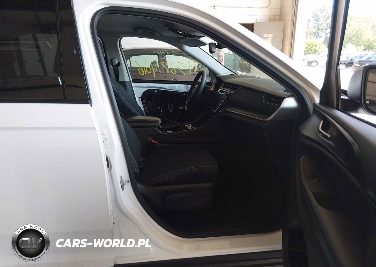 2023 Jeep Grand Cherokee Laredo 4X4 VIN:1C4RJHAG9PC640943 - 5