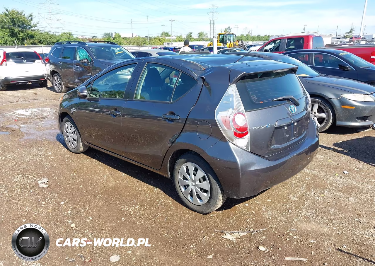 2014 Toyota Prius C Two VIN:JTDKDTB33E1073497 - 3