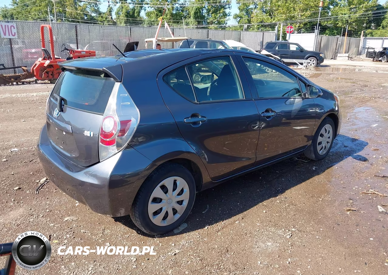 2014 Toyota Prius C Two VIN:JTDKDTB33E1073497 - 4
