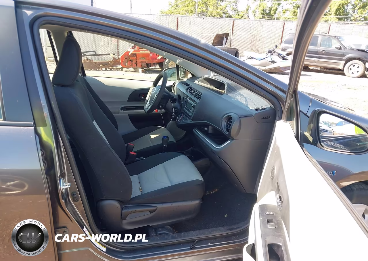 2014 Toyota Prius C Two VIN:JTDKDTB33E1073497 - 5