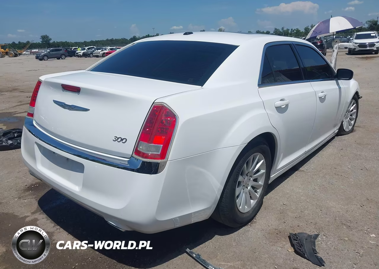 2014 Chrysler 300 VIN:2C3CCAAG9EH365192 - 4
