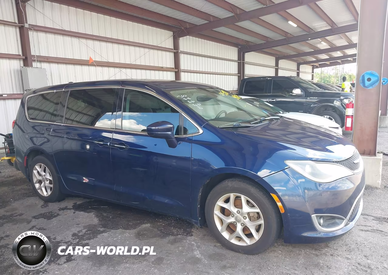 2018 Chrysler Pacifica Touring Plus VIN:2C4RC1FG7JR108681 - 13