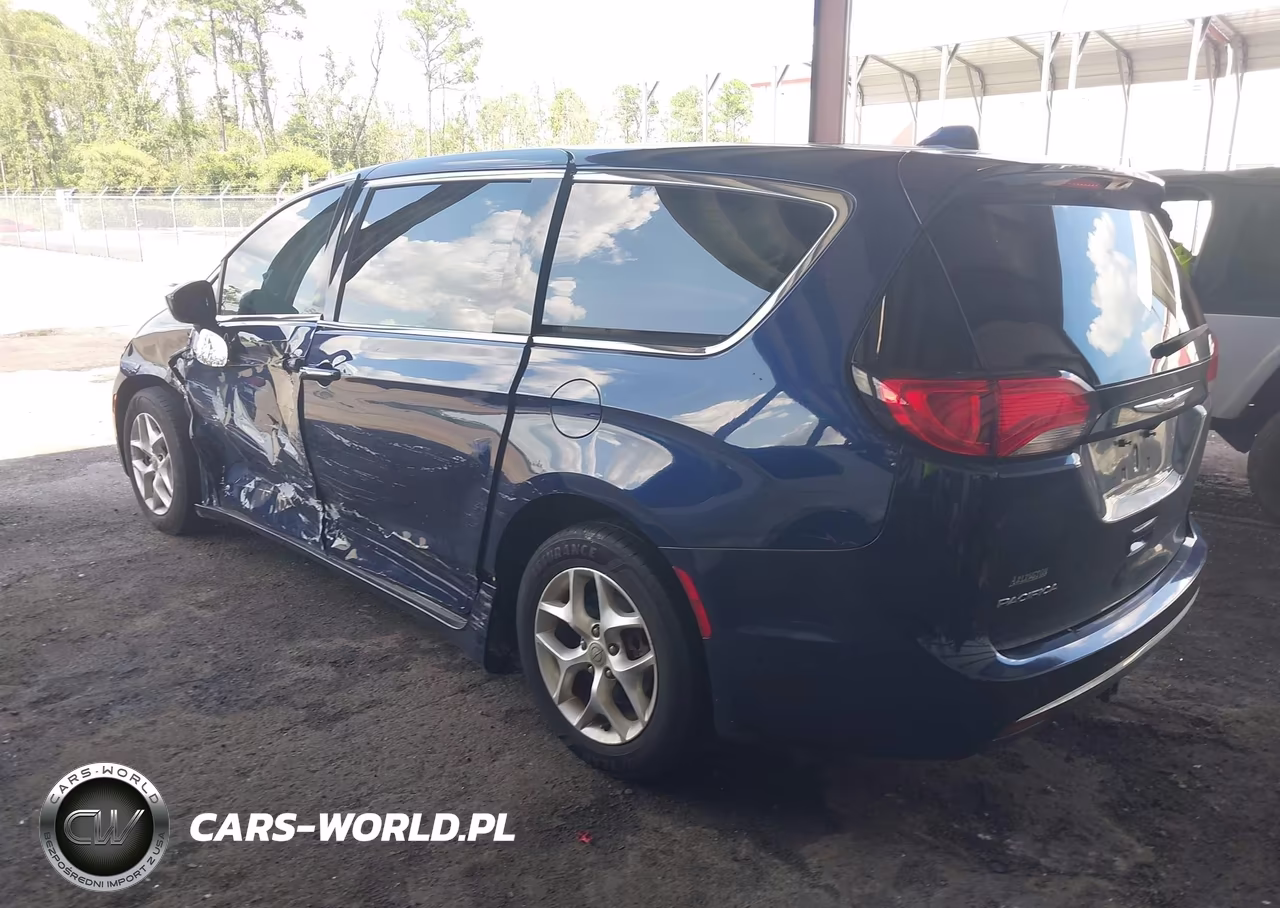 2018 Chrysler Pacifica Touring Plus VIN:2C4RC1FG7JR108681 - 3