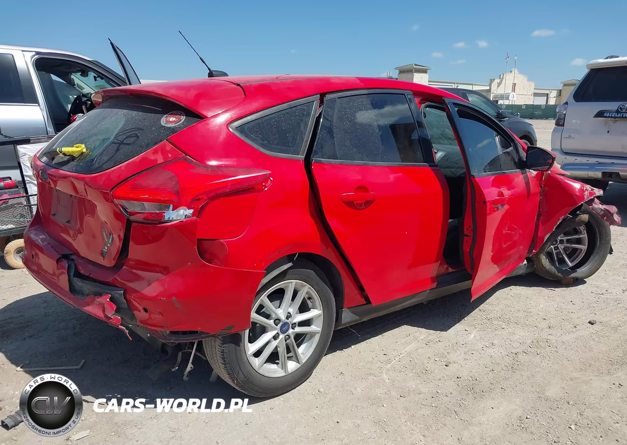 2015 Ford Focus Se VIN:1FADP3K21FL350859 - 4