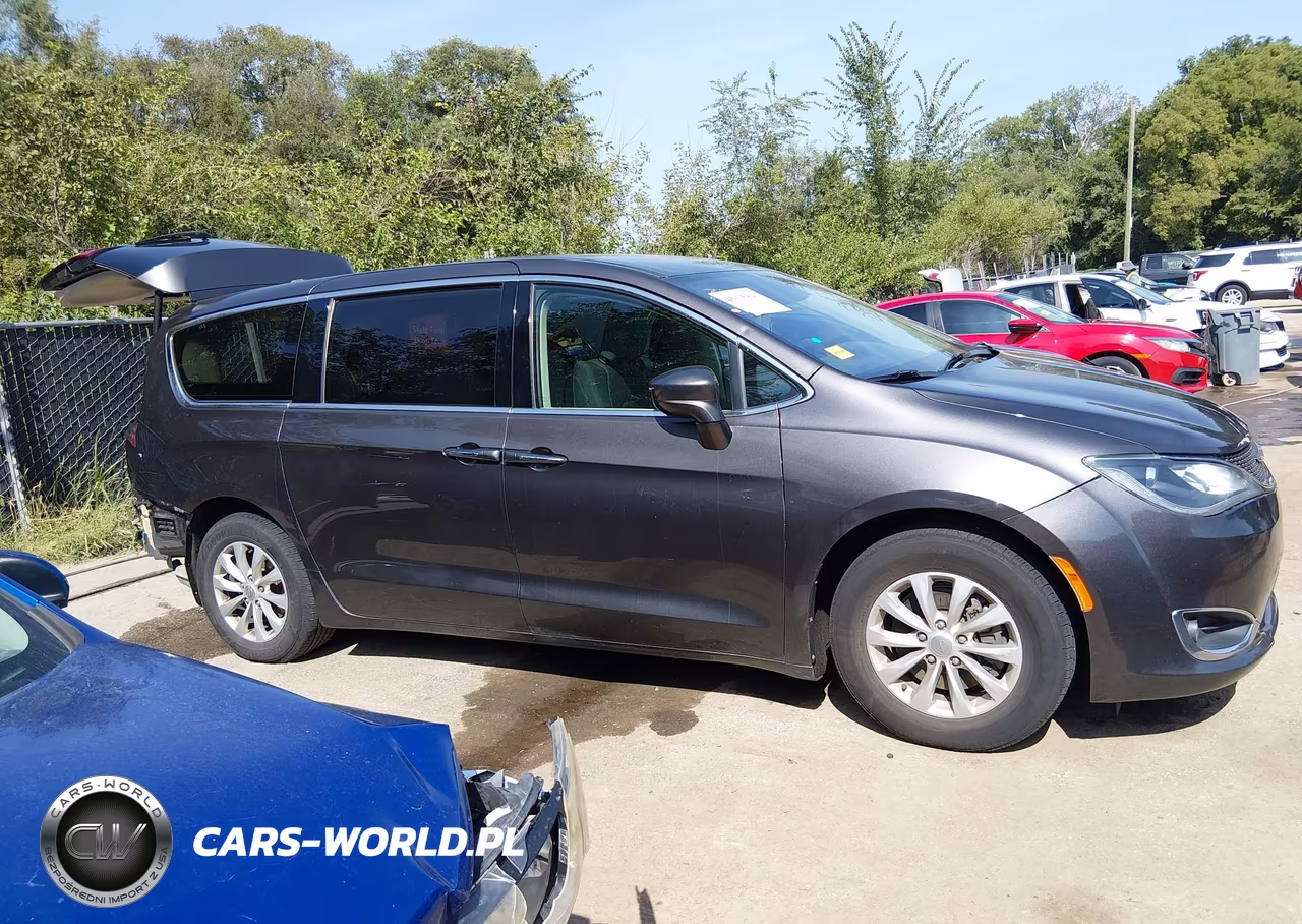 2018 Chrysler Pacifica Touring Plus VIN:2C4RC1FG4JR154825 - 14