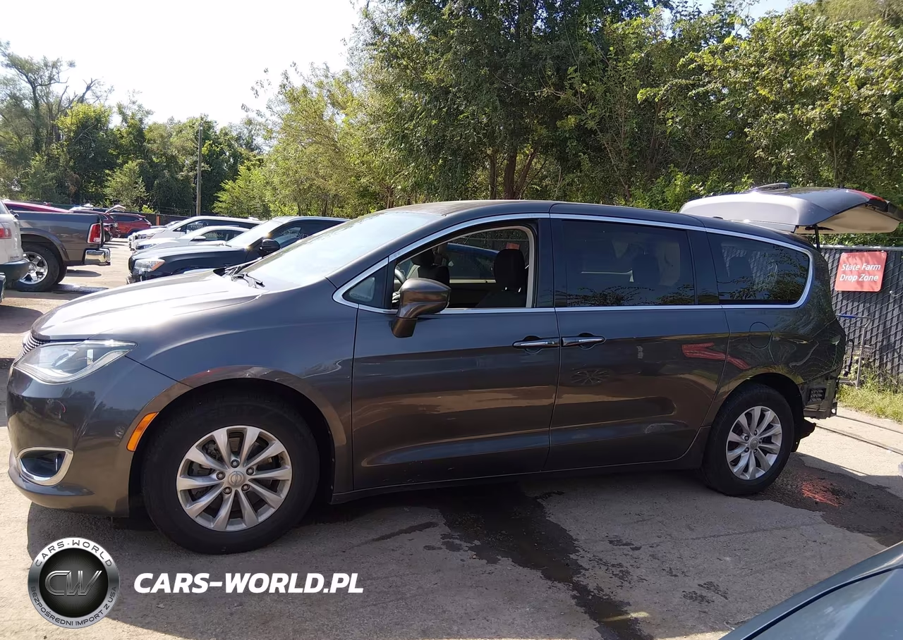 2018 Chrysler Pacifica Touring Plus VIN:2C4RC1FG4JR154825 - 15