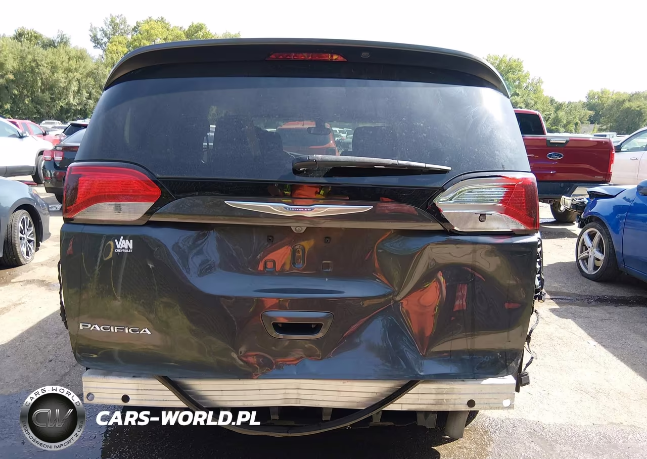 2018 Chrysler Pacifica Touring Plus VIN:2C4RC1FG4JR154825 - 17