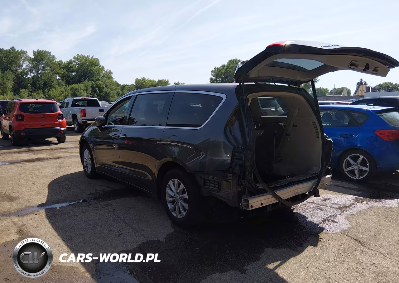 2018 Chrysler Pacifica Touring Plus VIN:2C4RC1FG4JR154825 - 3