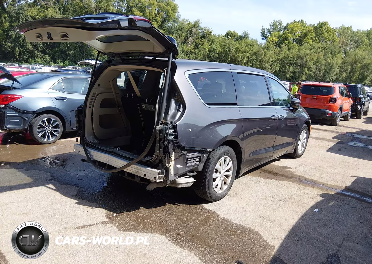 2018 Chrysler Pacifica Touring Plus VIN:2C4RC1FG4JR154825 - 4