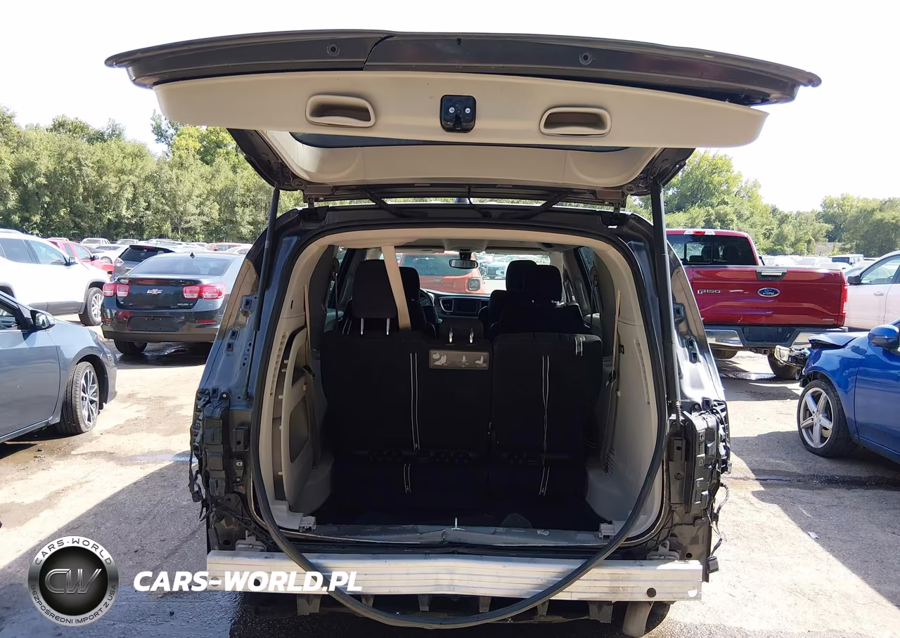 2018 Chrysler Pacifica Touring Plus VIN:2C4RC1FG4JR154825 - 6
