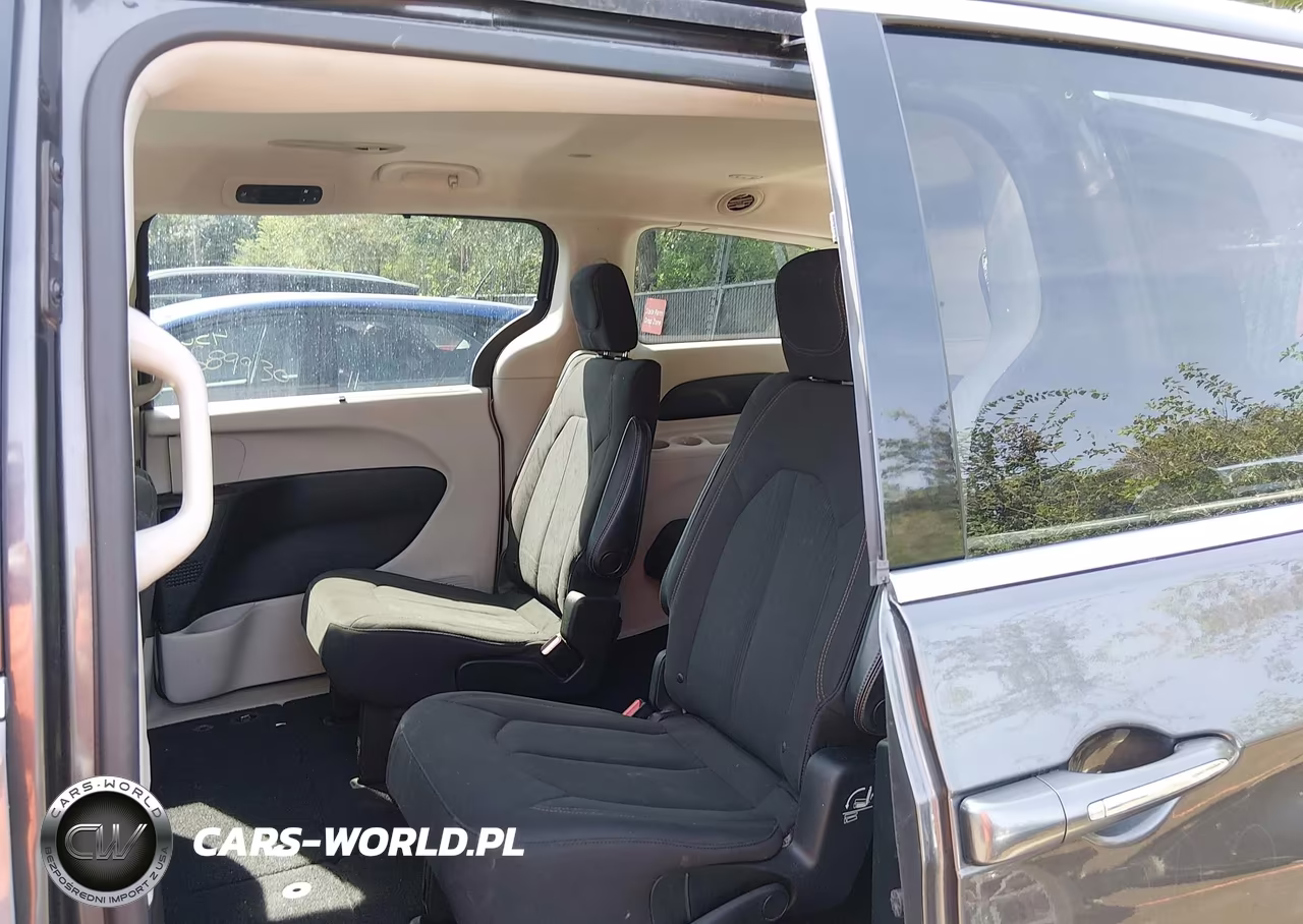 2018 Chrysler Pacifica Touring Plus VIN:2C4RC1FG4JR154825 - 8