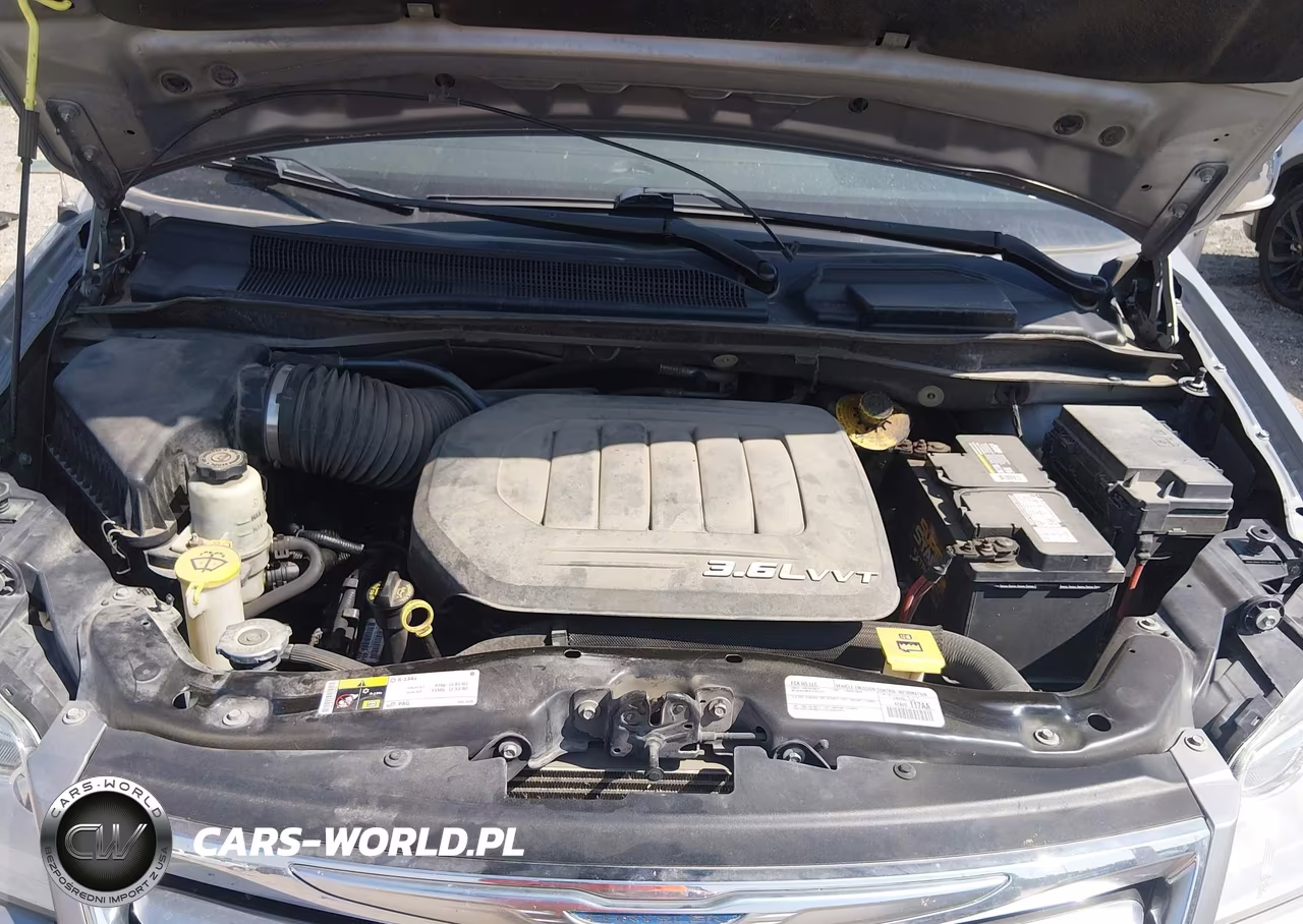 2015 Chrysler Town & Country Touring-L VIN:2C4RC1CG5FR602808 - 10