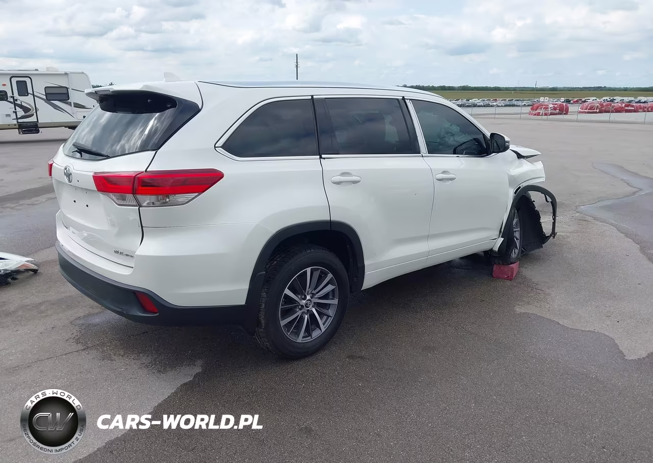 2018 Toyota Highlander Xle VIN:5TDJZRFH7JS531402 - 4