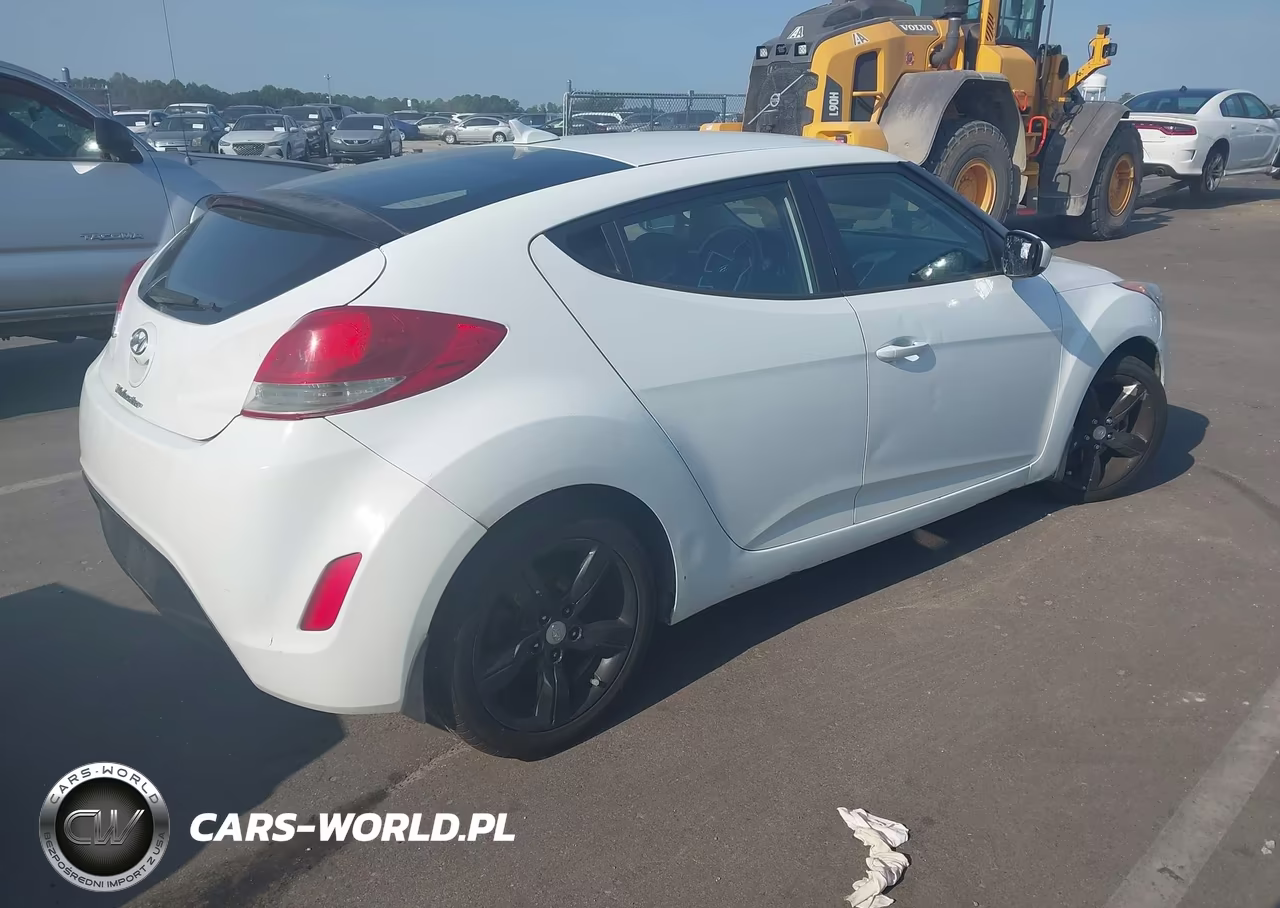 2015 Hyundai Veloster VIN:KMHTC6AD1FU236467 - 4