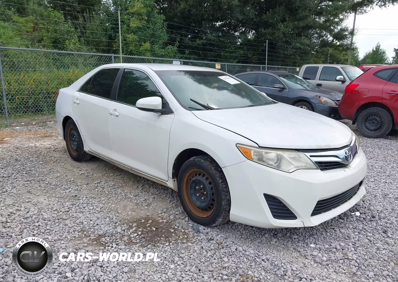 2013 Toyota Camry Le – zdjęcie 1 z 16