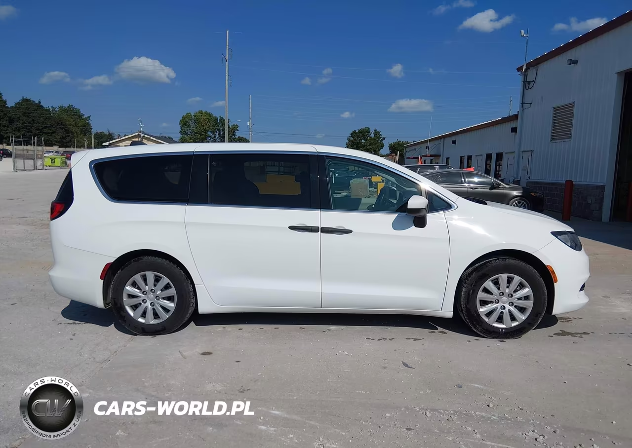 2021 Chrysler Voyager L VIN:2C4RC1AGXMR568414 - 13