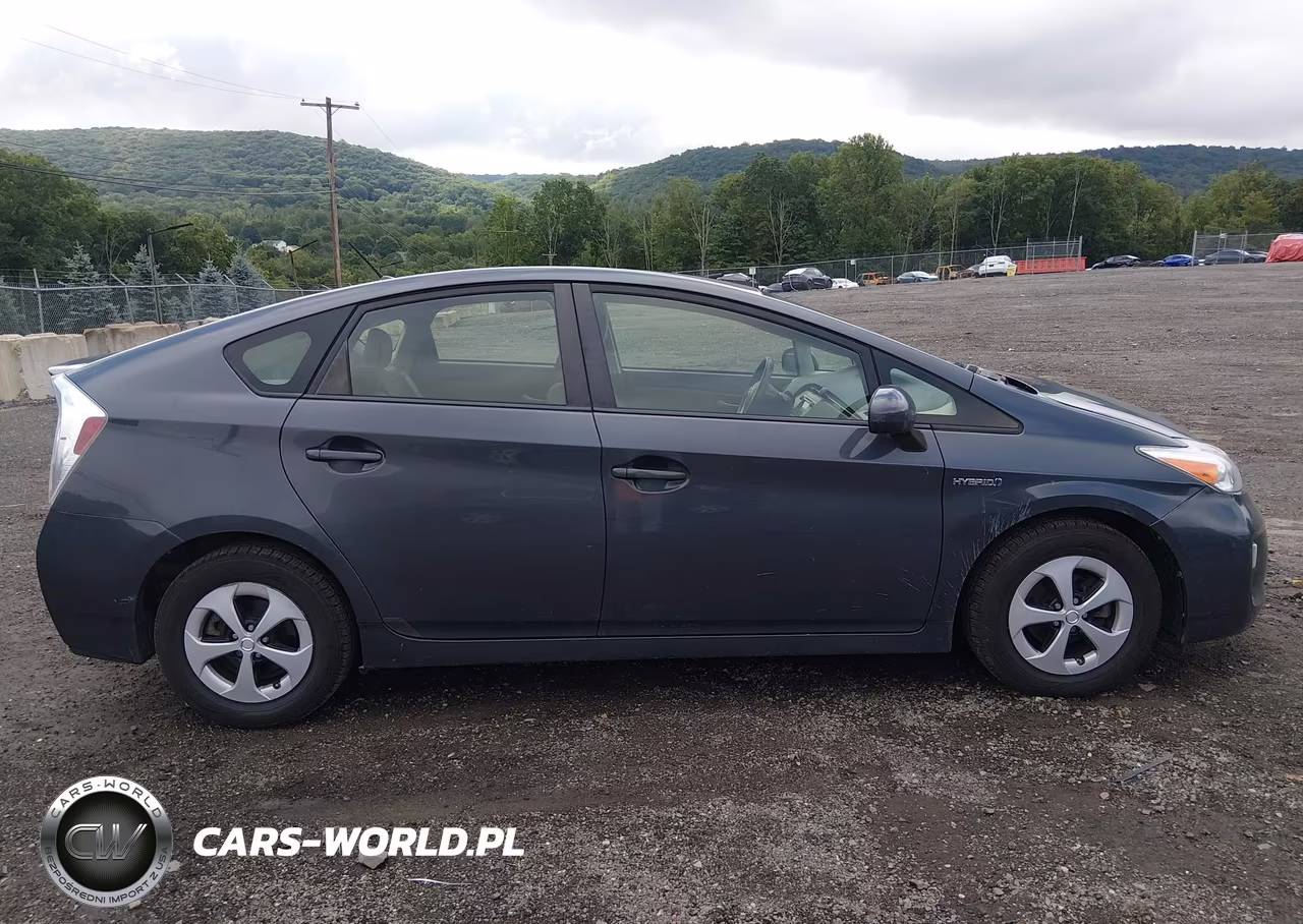 2013 Toyota Prius Two VIN:JTDKN3DUXD1720639 - 13