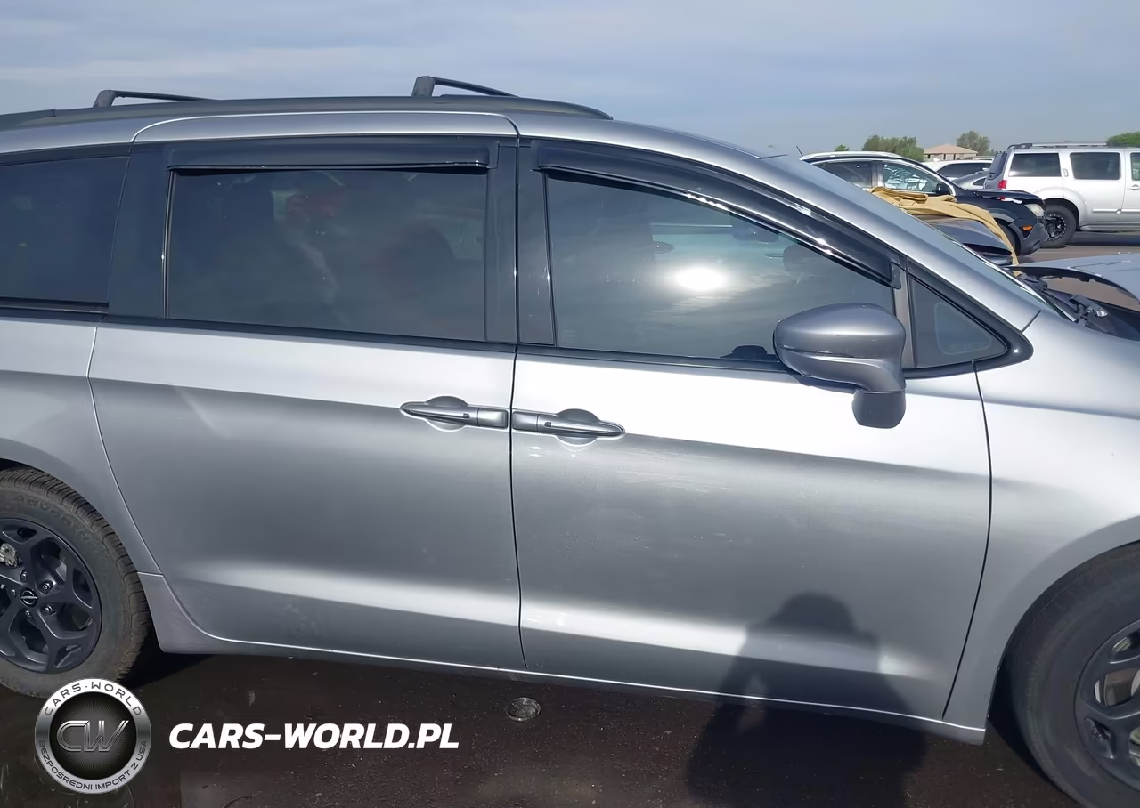 2021 Chrysler Pacifica Hybrid Limited VIN:2C4RC1S77MR540424 - 13