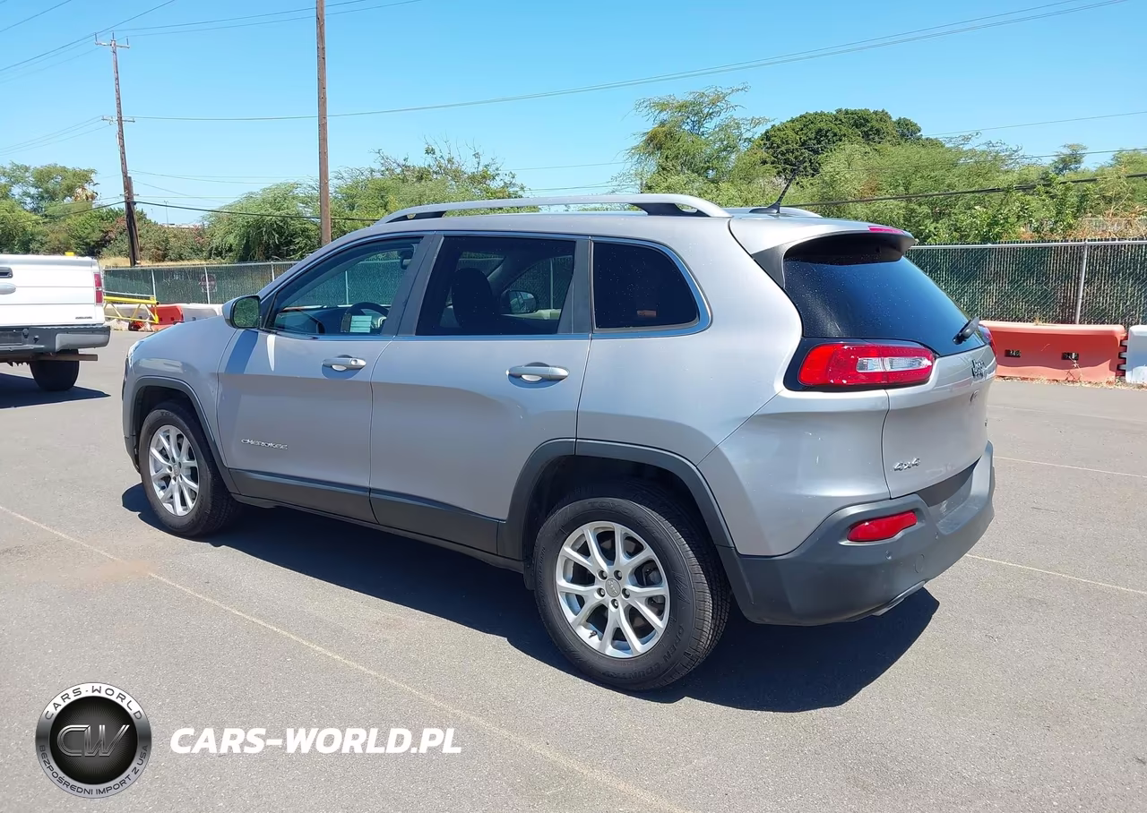 2018 Jeep Cherokee Latitude 4X4 VIN:1C4PJMCB6JD528619 - 3