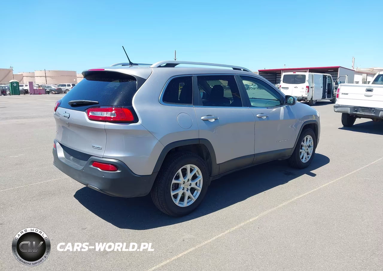 2018 Jeep Cherokee Latitude 4X4 VIN:1C4PJMCB6JD528619 - 4