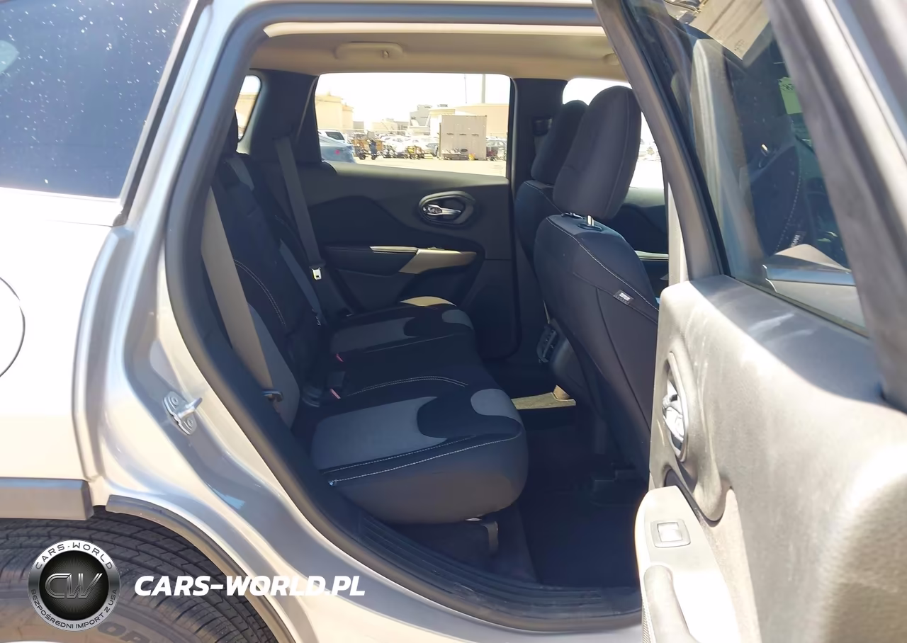 2018 Jeep Cherokee Latitude 4X4 VIN:1C4PJMCB6JD528619 - 8