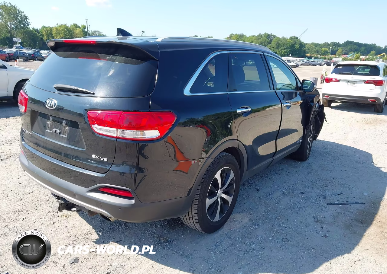 2016 Kia Sorento 3.3L Ex VIN:5XYPHDA57GG114316 - 4