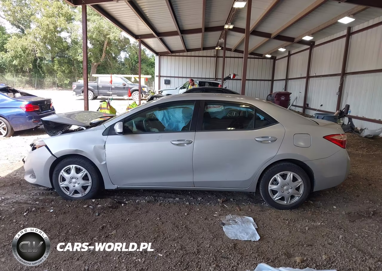 2018 Toyota Corolla Le VIN:5YFBURHE6JP812444 - 14
