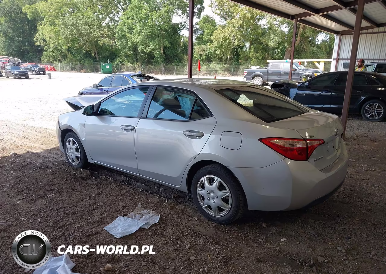 2018 Toyota Corolla Le VIN:5YFBURHE6JP812444 - 3
