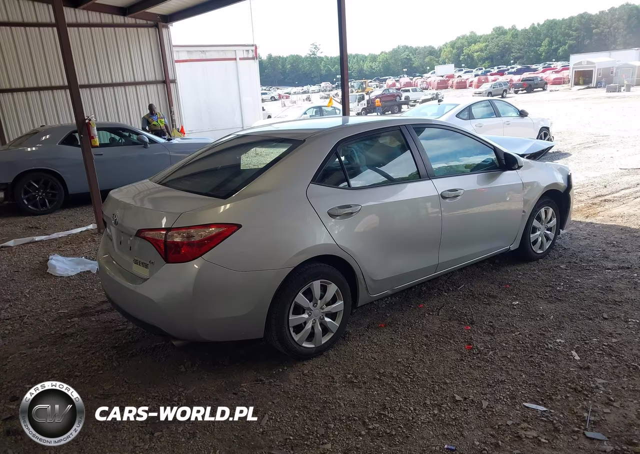 2018 Toyota Corolla Le VIN:5YFBURHE6JP812444 - 4