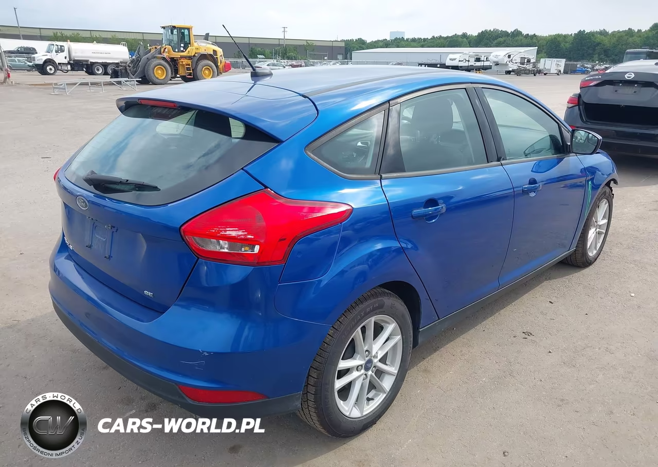 2018 Ford Focus Se VIN:1FADP3K25JL328999 - 4