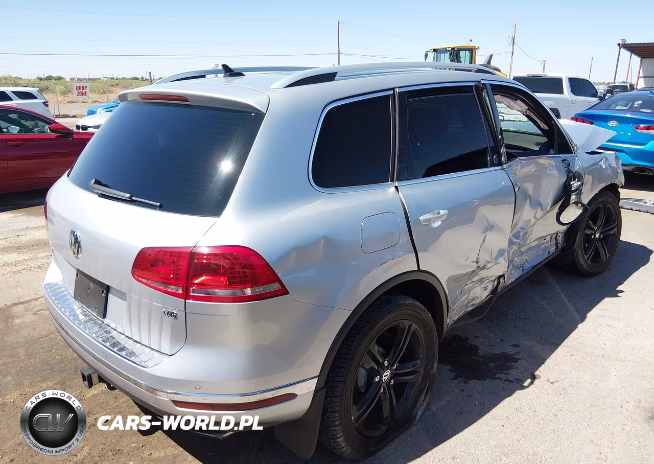 2017 Volkswagen Touareg V6 Wolfsburg Edition VIN:WVGRF7BP2HD006195 - 4