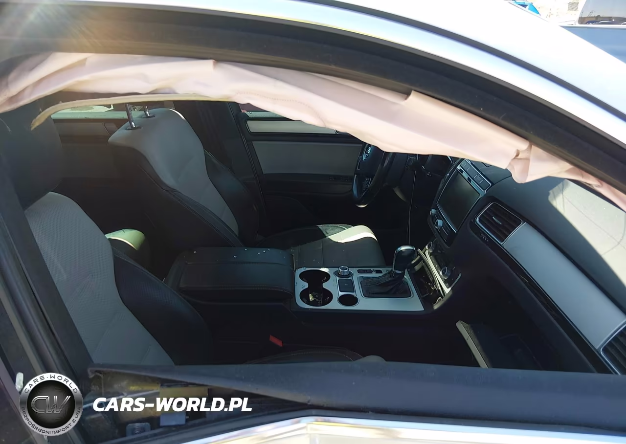 2017 Volkswagen Touareg V6 Wolfsburg Edition VIN:WVGRF7BP2HD006195 - 5