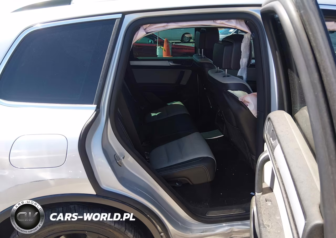 2017 Volkswagen Touareg V6 Wolfsburg Edition VIN:WVGRF7BP2HD006195 - 8
