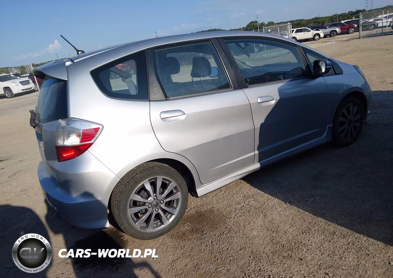 2013 Honda Fit Sport VIN:JHMGE8H59DC004257 - 4