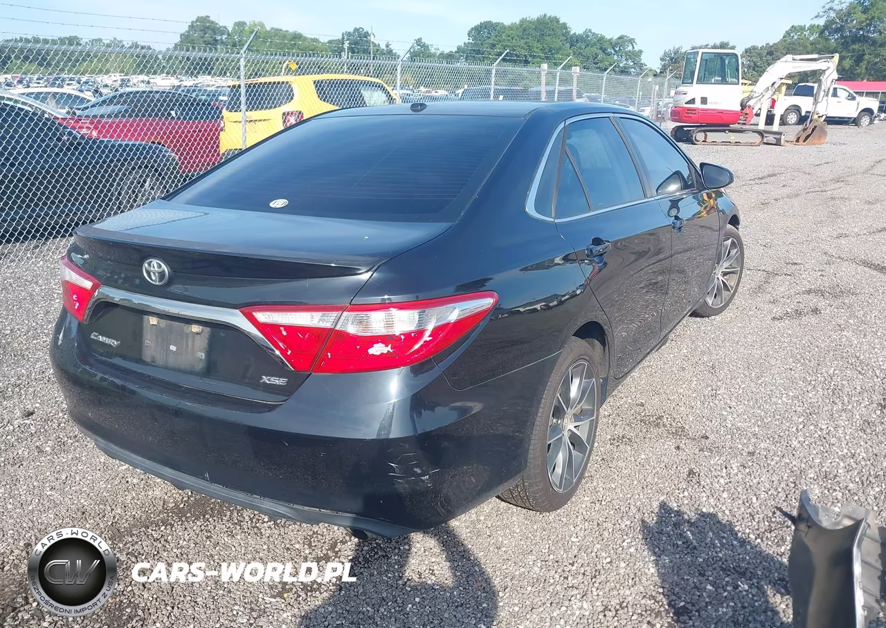 2015 Toyota Camry Xse VIN:4T1BF1FKXFU484407 - 4