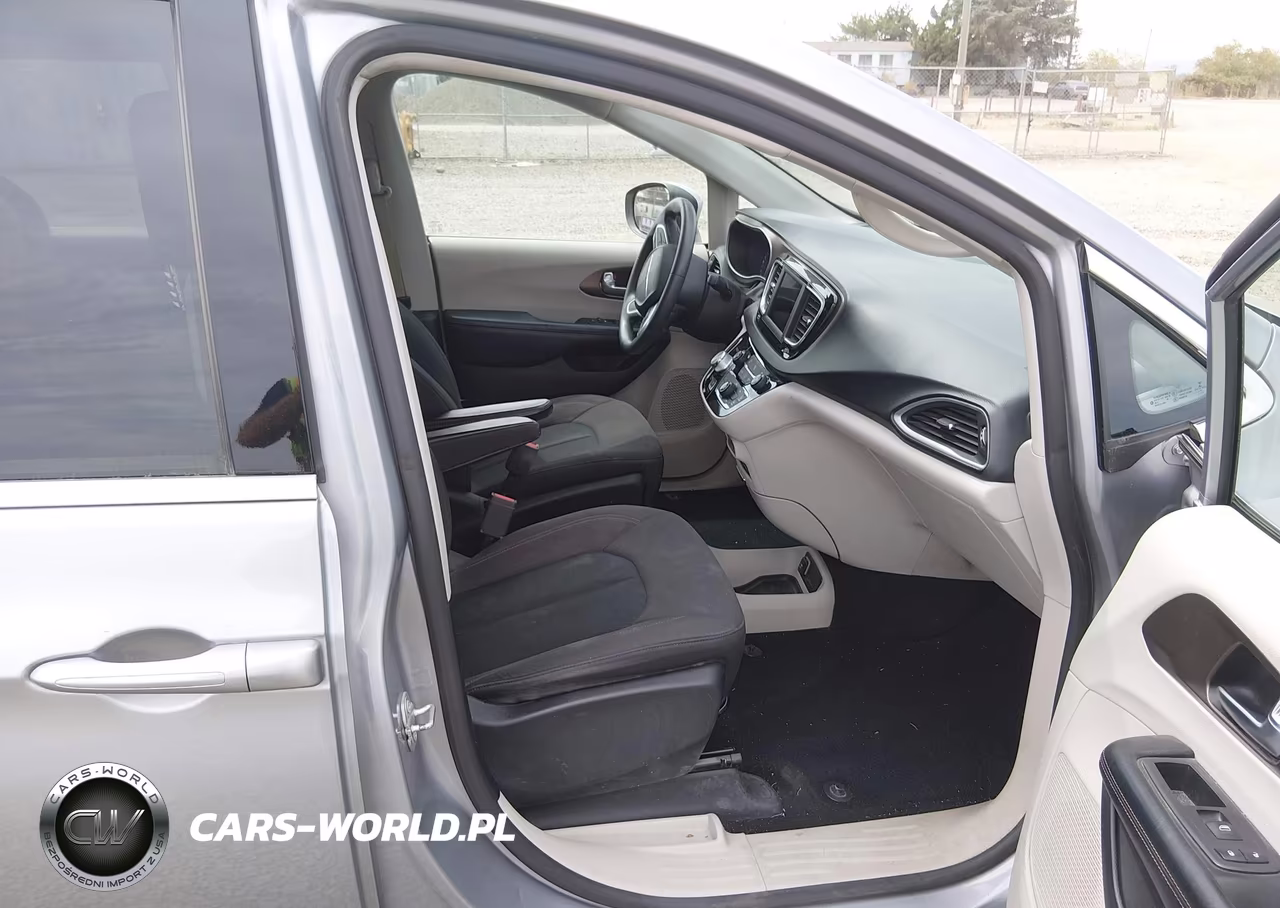 2019 Chrysler Pacifica Lx VIN:2C4RC1CG3KR702058 - 5