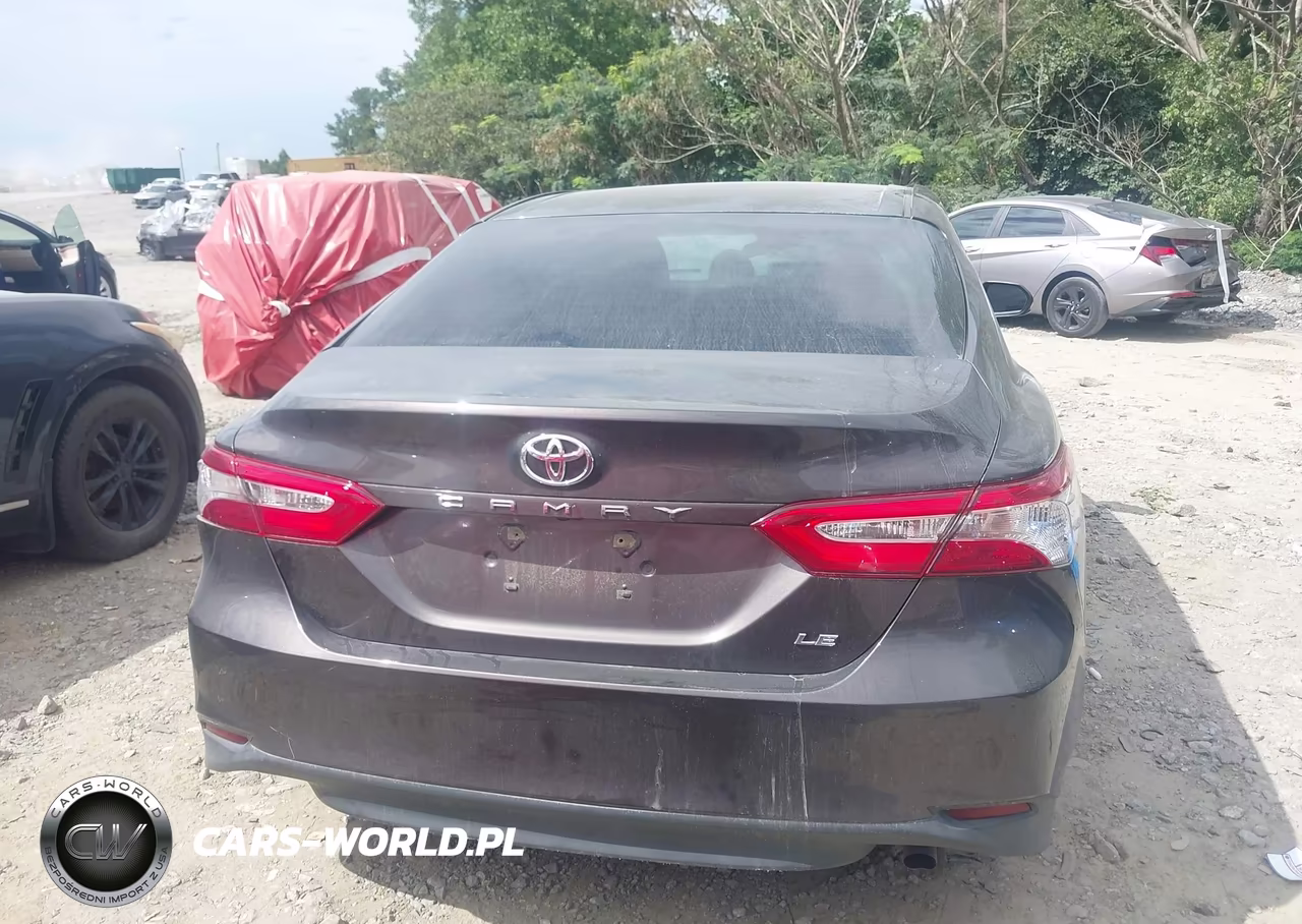 2018 Toyota Camry Le VIN:4T1B11HK7JU008085 - 16