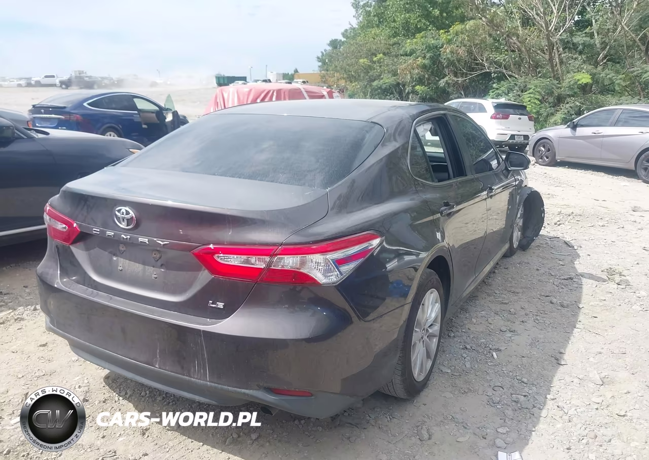 2018 Toyota Camry Le VIN:4T1B11HK7JU008085 - 4