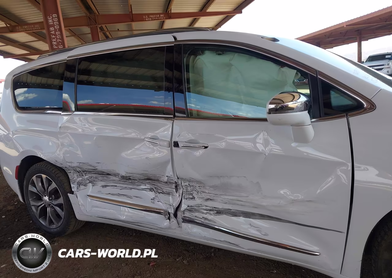 2018 Chrysler Pacifica Limited VIN:2C4RC1GG9JR132527 - 13